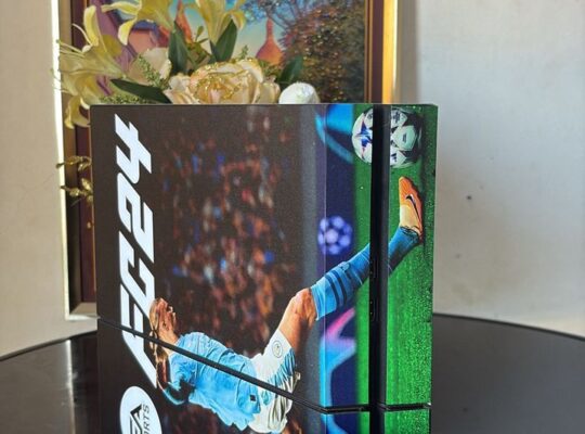 PS4 FAT AVEC UNE MANETTE ET 10 JEUX